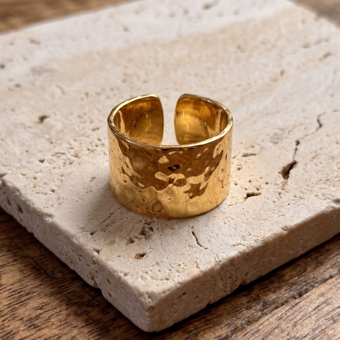 Shiny_gold_ring_with_a_202606251019.jpeg