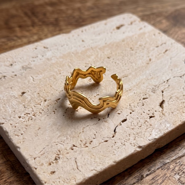 Textured_gold_ring_with_a_202606251016.jpeg