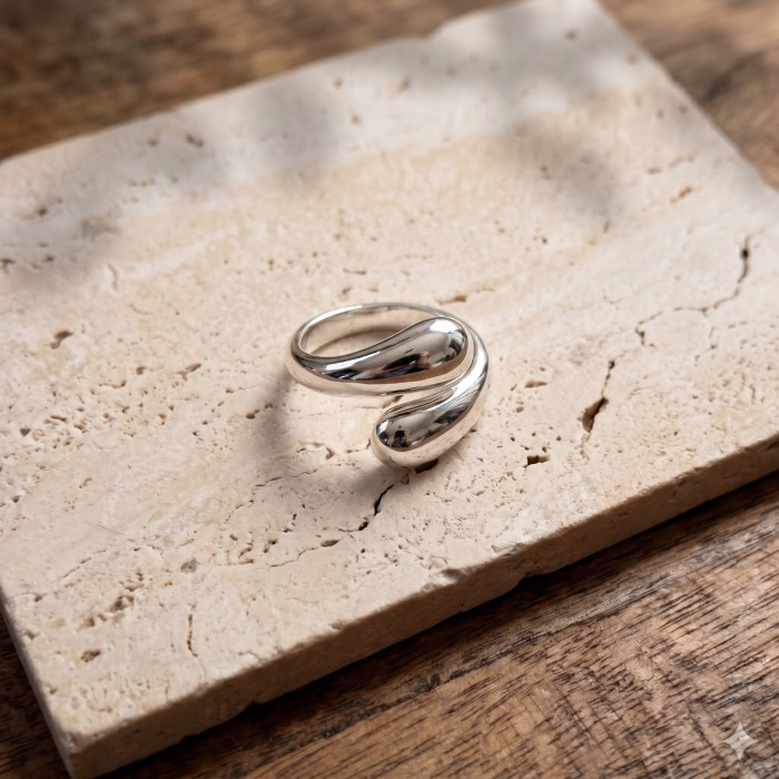 Polished_silver_wrap_ring_with_202606251029.jpeg