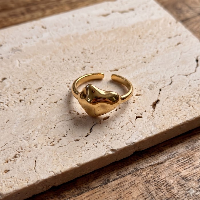 Shiny_gold_ring_with_a_202606251034.jpeg