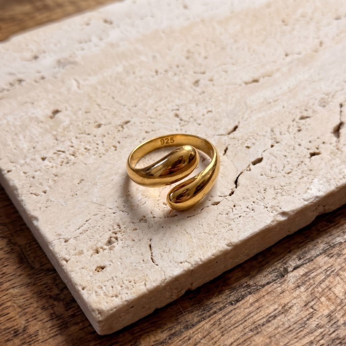 Polished_gold_ring_with_a_202606251039.jpeg