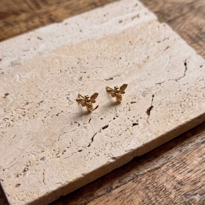Tiny_yellow_gold_bee-shaped_stud_202606241114.jpeg