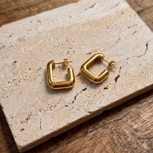 Chunky_polished_gold_U-shaped_rectangular_202606241121.jpeg