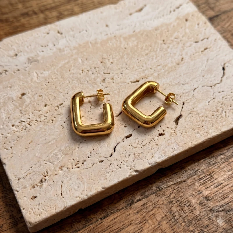 Chunky_polished_gold_U-shaped_rectangular_202606241121.jpeg
