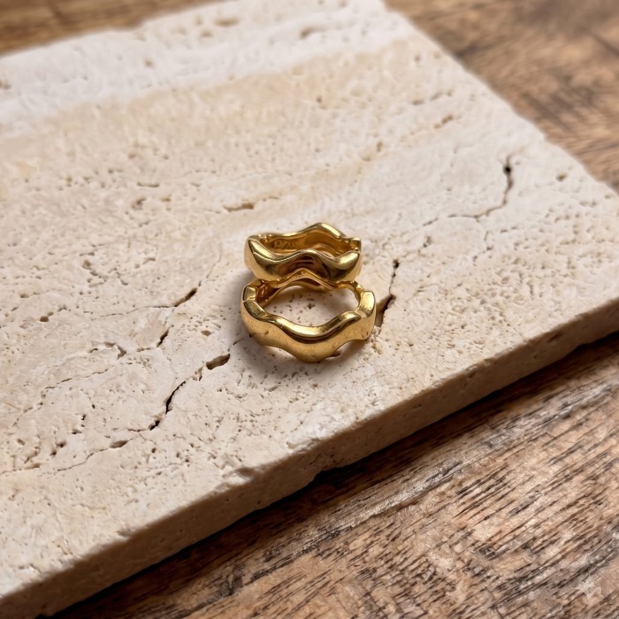 Polished_gold_rings_with_a_202606241129.jpeg