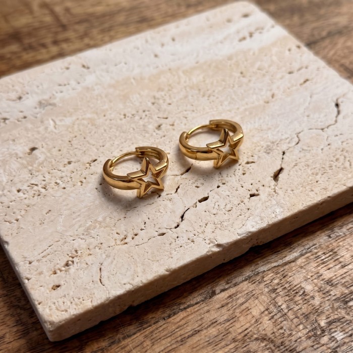 Polished_gold_star-shaped_hoop_earrings_202606250915.jpeg
