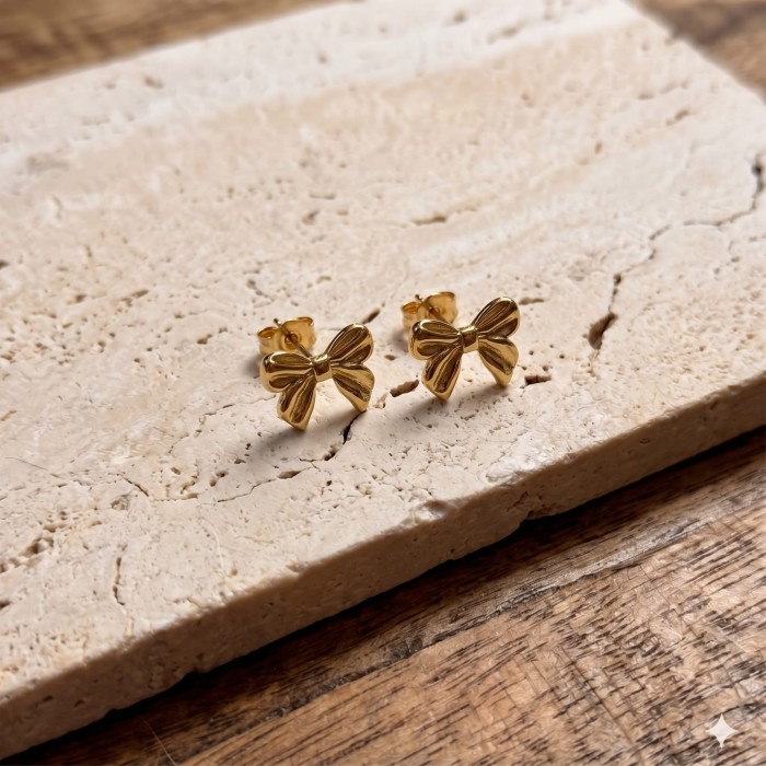 Dainty_gold-toned_bow_stud_earrings_202606250940 (1).jpeg