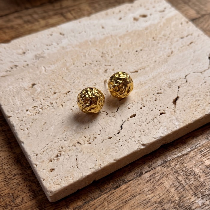 Gold_stud_earrings_with_a_202606241051 (1).jpeg
