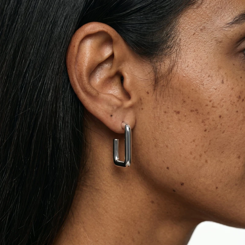Extreme_close-up_on_the_ear_202606250859.jpeg