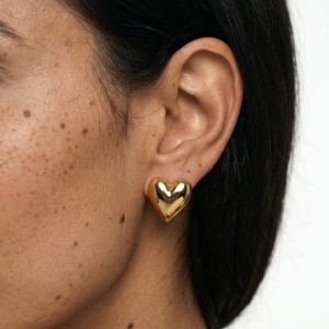 Extreme_close-up_on_the_ear_202606241123.jpeg