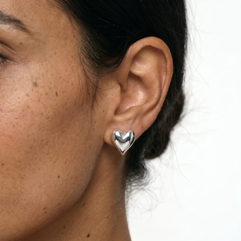 Extreme_close-up_on_the_ear_202606250904.jpeg