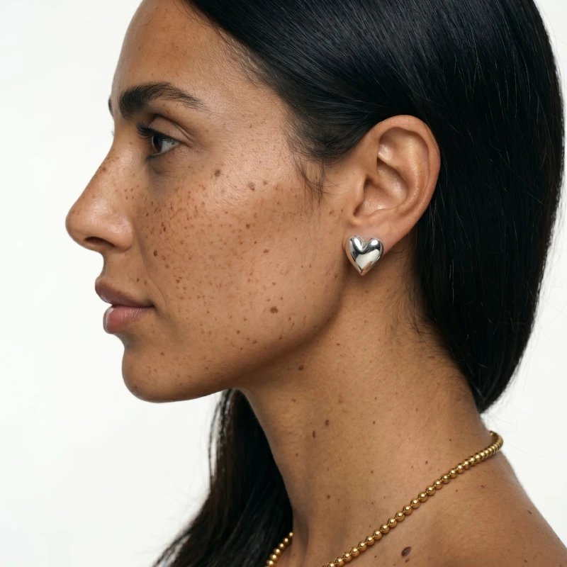 Extreme_close-up_on_the_ear_202606250903.jpeg